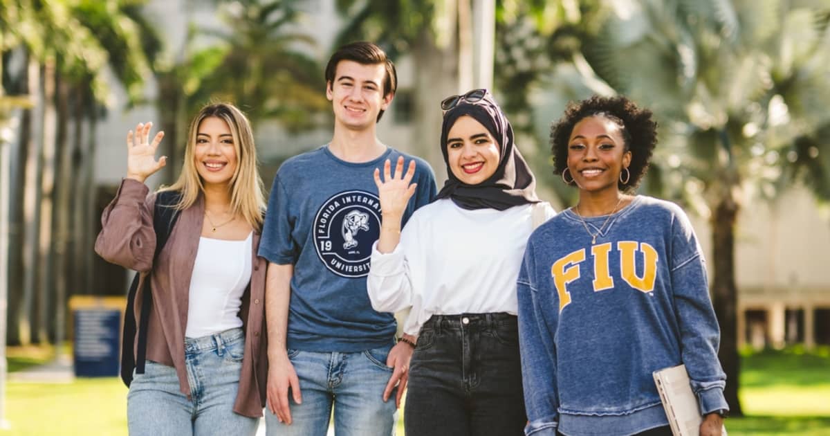 FIU students collaborating together